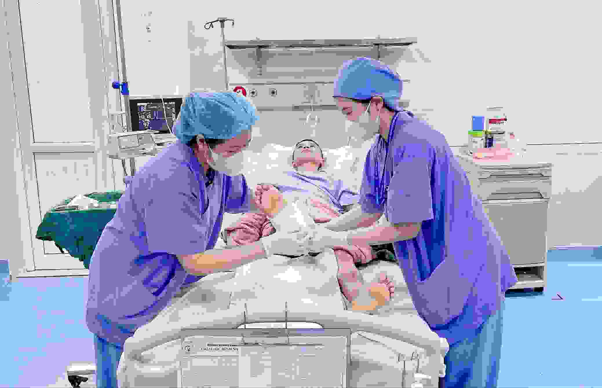 Bệnh viện Chấn thương – Chỉnh hình Nghệ An nối thành công cổ chân bị đứt gần lìa cho người đàn ông 43 tuổi